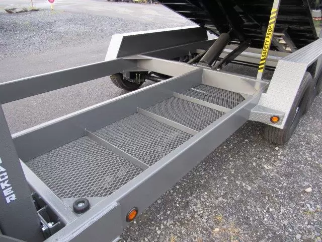 BWise 7 x 18 Gooseneck Tri-Axle Dump Trailer – Hydraulic Jacks - Image 4