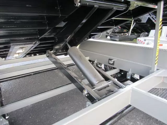 BWise 7 x 18 Gooseneck Tri-Axle Dump Trailer – Hydraulic Jacks - Image 2